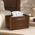 Luxe tissuebox met walnoothoutlook en zilveren DREAM-opschrift in een woonkamer