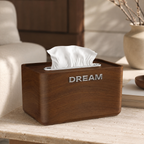 Luxe tissuebox met walnoothoutlook en zilveren DREAM-opschrift in een woonkamer