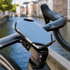 Siliconen telefoonhouder op racefietsstuur bij het water
