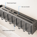 Detail van messenopeningen bestekvak en haken voor keukengerei